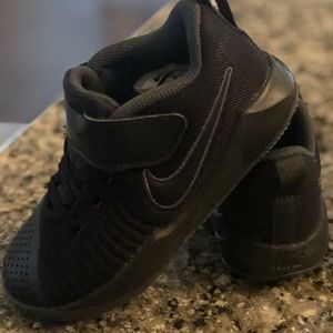 Nike boys Team Hustle Quick size 11